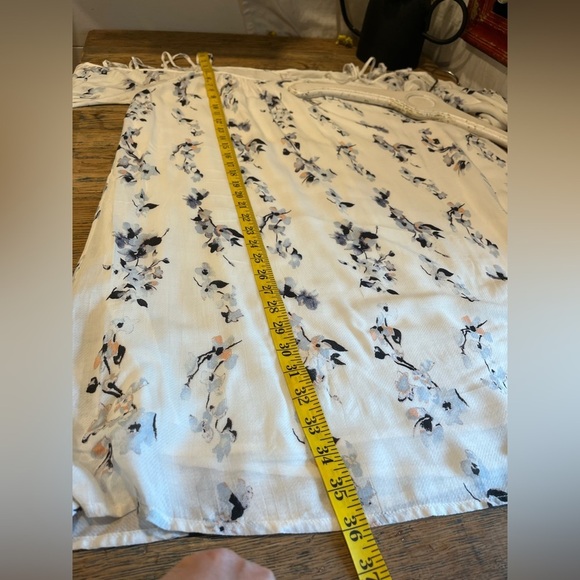 Off-Shoulder Floral Blouse – Gentle Fawn – Size M - Picture 5 of 7